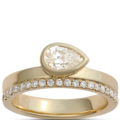 Pear-Shaped Diamond Engagement Ring in 14K Yellow Gold