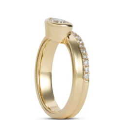 Pear-Shaped Diamond Engagement Ring in 14K Yellow Gold